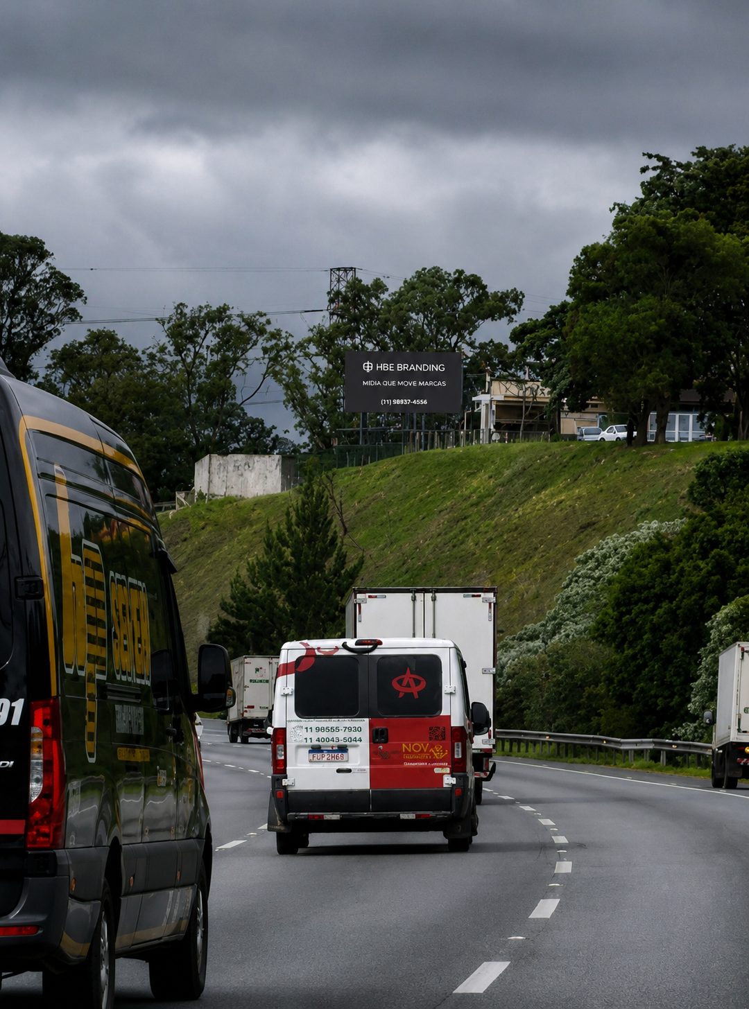 Painel de LED da HBE Branding instalado às margens da Rodovia dos Imigrantes